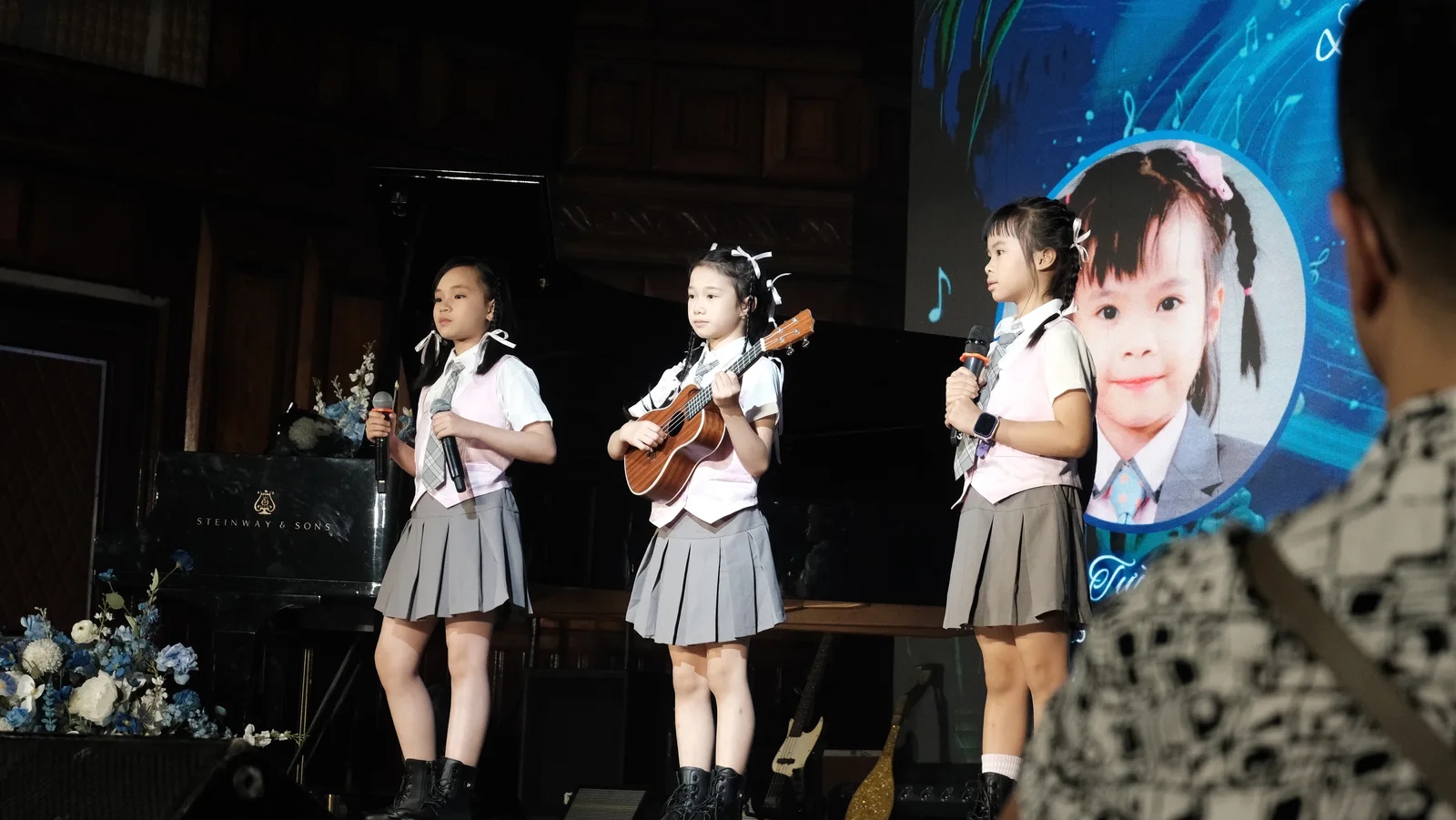 Ba bạn nhỏ cùng micro và đàn ukulele trên sân khấu The Change 4