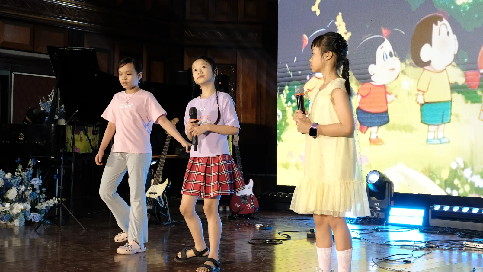 Ba bạn nhỏ cùng hát trên sân khấu The Change 4